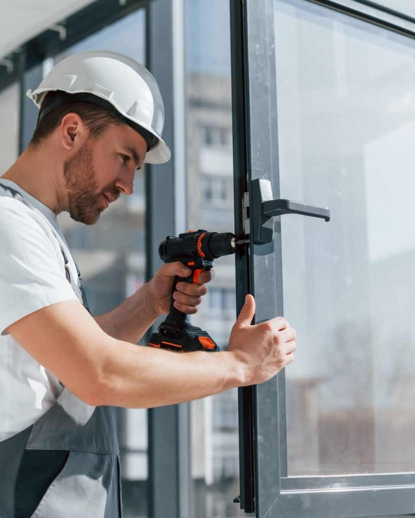 installation-de-nouvelles-fenetres-vue-rapprochee-du-reparateur-qui-travaille-a-l-interieur-dans-la-salle-moderne